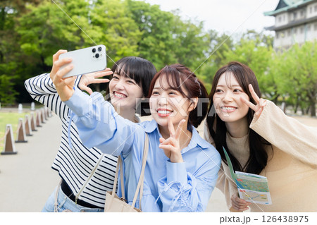 記念撮影をする女性グループ 126438975