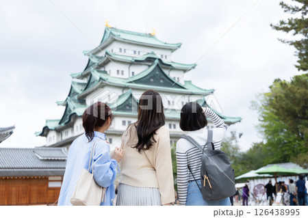 観光を楽しむ女性たち 126438995