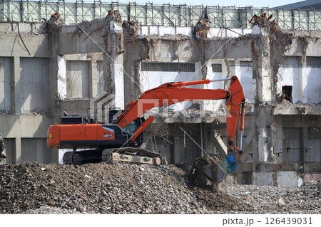 鉄筋コンクリート建物の解体工事現場 126439031