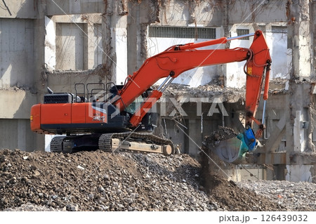 鉄筋コンクリート建物の解体工事現場 126439032