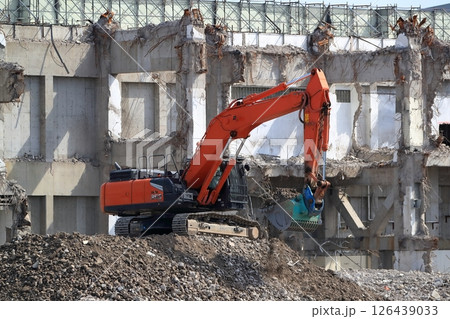 鉄筋コンクリート建物の解体工事現場 鉄筋コンクリート建物の解体工事現場 126439033