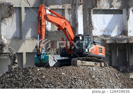 鉄筋コンクリート建物の解体工事現場 鉄筋コンクリート建物の解体工事現場 126439036