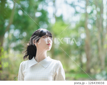 森林浴の効果を感じとる日本人の若い女性 126439038