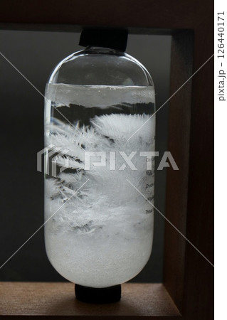 ストームグラス　エモい　気象の状況で結晶が伸びる 126440171