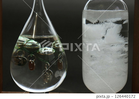 ストームグラス　エモい　気象の状況で結晶が伸びる 126440172