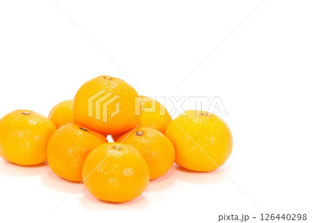 有田みかん　和歌山県産　複数　明るい背景 126440298
