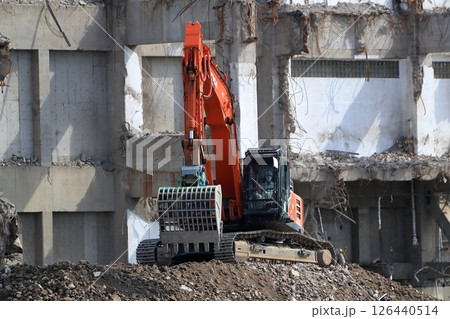鉄筋コンクリート建物の解体工事現場 鉄筋コンクリート建物の解体工事現場 126440514