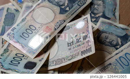 置いてある日本の紙幣 126441005
