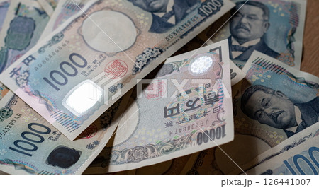 置いてある日本の紙幣 置いてある日本の紙幣 126441007