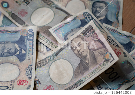 置いてある日本の紙幣 置いてある日本の紙幣 126441008