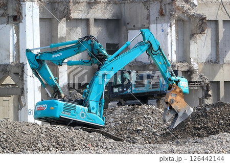 鉄筋コンクリート建物の解体工事現場 鉄筋コンクリート建物の解体工事現場 126442144