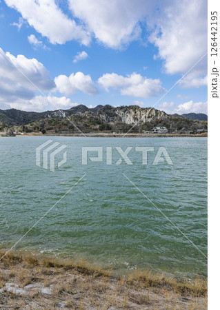 善防池の畔から見る加西市の山々 126442195