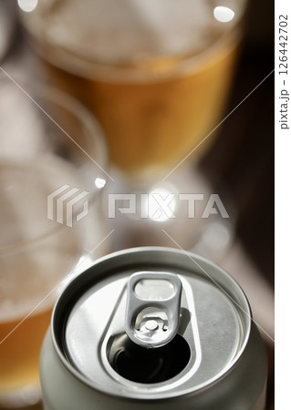 空き缶とビアグラスに注いだ飲みかけのビール 空き缶とビアグラスに注いだ飲みかけのビール 126442702