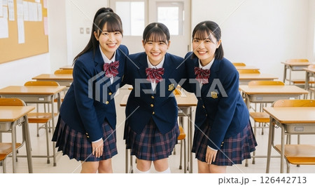 笑顔あふれる高校生活｜教室で寄り添う女子高生たち 126442713