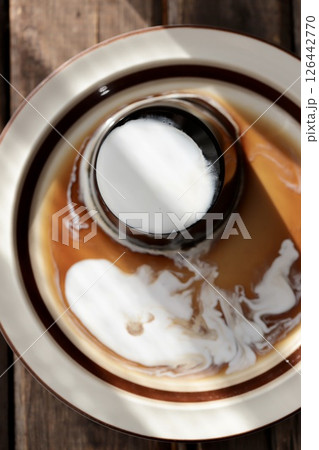 コーヒーミルクをかけた寒天で作ったコーヒーゼリー 126442770