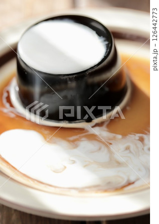 コーヒーミルクをかけた寒天で作ったコーヒーゼリー コーヒーミルクをかけた寒天で作ったコーヒーゼリー 126442773