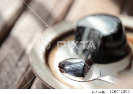 コーヒーミルクをかけた寒天で作ったコーヒーゼリー コーヒーミルクをかけた寒天で作ったコーヒーゼリー 126442800