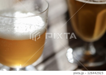飲みかけのゴブレットビアグラスのビール 126442923