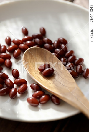 1回2錠飲む茶色い粒のサプリメント 126443043