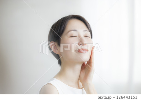 保湿を実感する女性 保湿を実感する女性 126443153