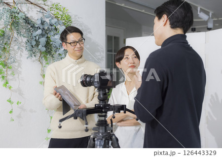 動画撮影をするカメラマンの男性 動画撮影をするカメラマンの男性 126443329