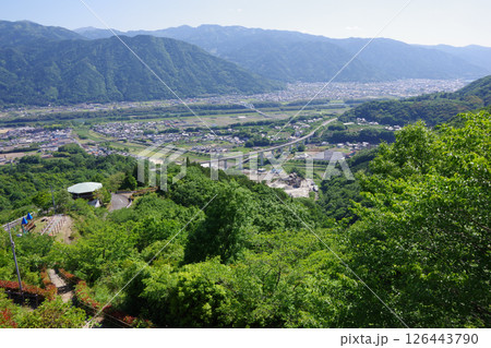 徳島県三好市 健康とふれあいの森から東みよし町・角の浦大橋・徳島自動車道方面を望む 徳島県三好市 健康とふれあいの森から東みよし町・角の浦大橋・徳島自動車道方面を望む 126443790
