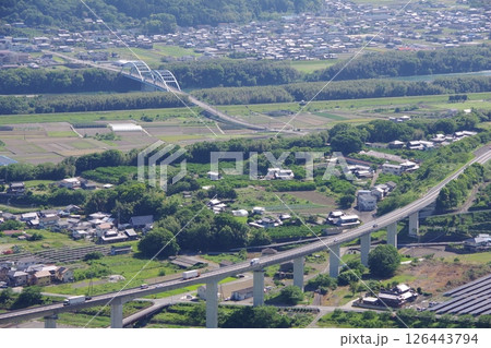 徳島県三好市　健康とふれあいの森から東みよし町・角の浦大橋・徳島自動車道方面を望む 126443794