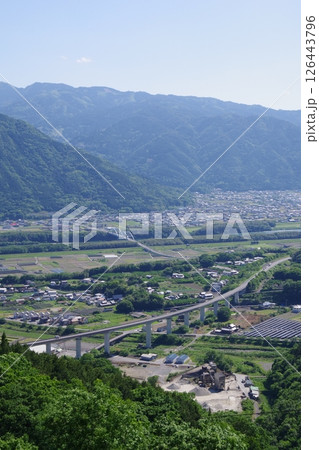 徳島県三好市 健康とふれあいの森から東みよし町・角の浦大橋・徳島自動車道方面を望む 徳島県三好市 健康とふれあいの森から東みよし町・角の浦大橋・徳島自動車道方面を望む 126443796