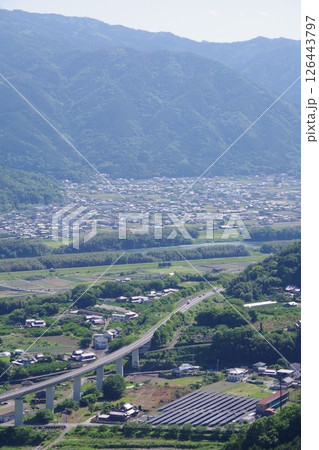 徳島県三好市 健康とふれあいの森から東みよし町・徳島自動車道・吉野川方面を望む 徳島県三好市 健康とふれあいの森から東みよし町・徳島自動車道・吉野川方面を望む 126443797