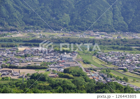 徳島県三好市　健康とふれあいの森から吉野川と河内谷川の合流地点を望む 126443805