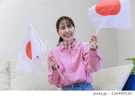 日本代表を応援する女性 日本代表を応援する女性 126444530