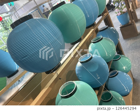 夏祭りの青い提灯 夏祭りの青い提灯 126445294