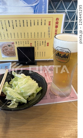 登山後のビールとキャベツ 126445295