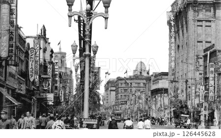 古写真　1933-1945年　東京　銀座中央通り　銀座六丁目付近 126445628