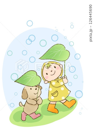 らんらんらん♪ 雨の日も楽しいね！ 大きな葉っぱを傘にして、レインコート姿で仲良しの犬とお出かけする 126445690