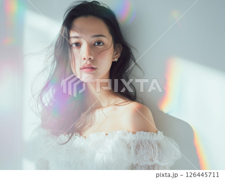 スタジオに差し込む虹のプリズム光とフェミニンな女性ポートレート 126445711