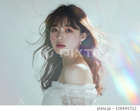 スタジオに差し込む虹のプリズム光とフェミニンな女性ポートレート 126445712
