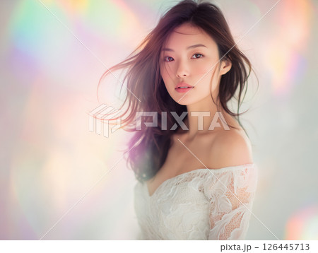 スタジオに差し込む虹のプリズム光とフェミニンな女性ポートレート 126445713