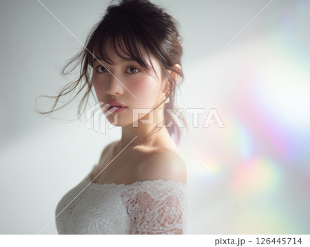 スタジオに差し込む虹のプリズム光とフェミニンな女性ポートレート 126445714
