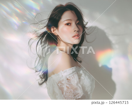 スタジオに差し込む虹のプリズム光とフェミニンな女性ポートレート 126445715