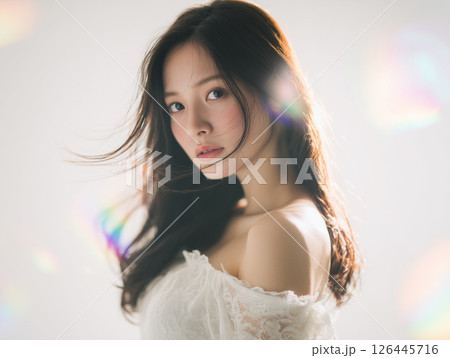 スタジオに差し込む虹のプリズム光とフェミニンな女性ポートレート 126445716