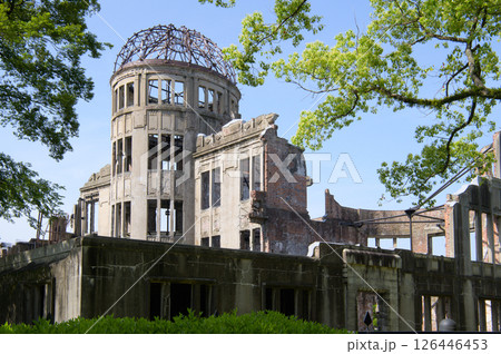新緑の平和記念公園と原爆ドーム 126446453