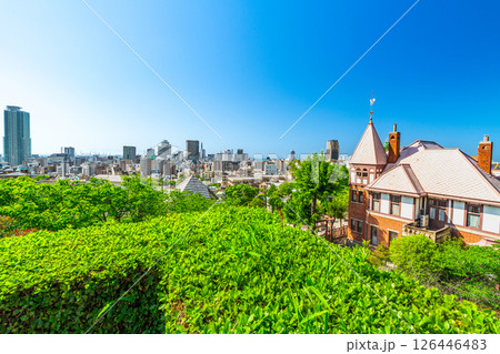 【重伝建地区】北野町山本通　北野天満神社から見た初夏の風見鶏の館と市街4　兵庫県神戸市中央区 126446483
