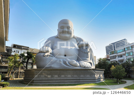 2024年、金色から本来の灰色に修復された宝覚禅寺の弥勒大仏 126446650