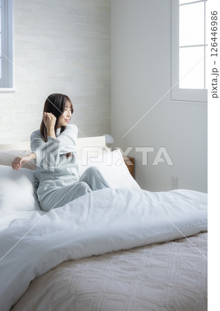 起床する女性 126446986