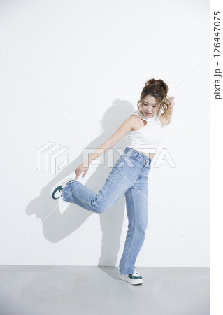ダンスする女性 126447075