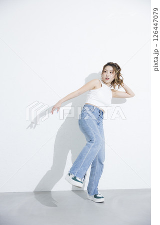 ダンスする女性 126447079