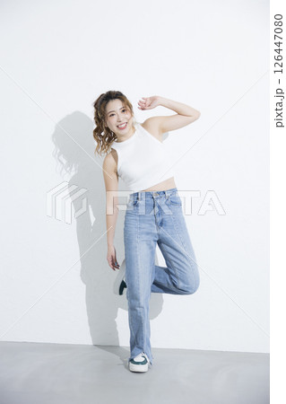 ダンスする女性 ダンスする女性 126447080