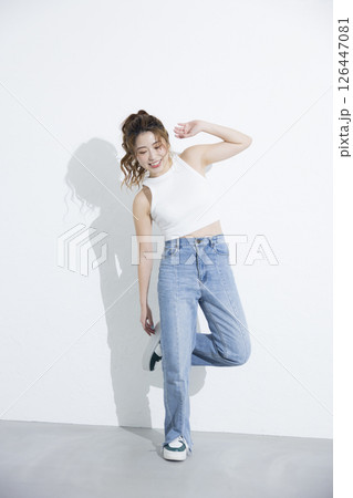 ダンスする女性 126447081