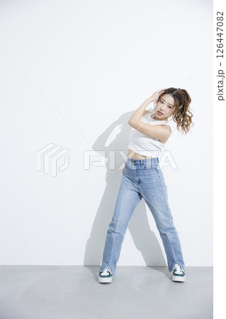 ダンスする女性 ダンスする女性 126447082